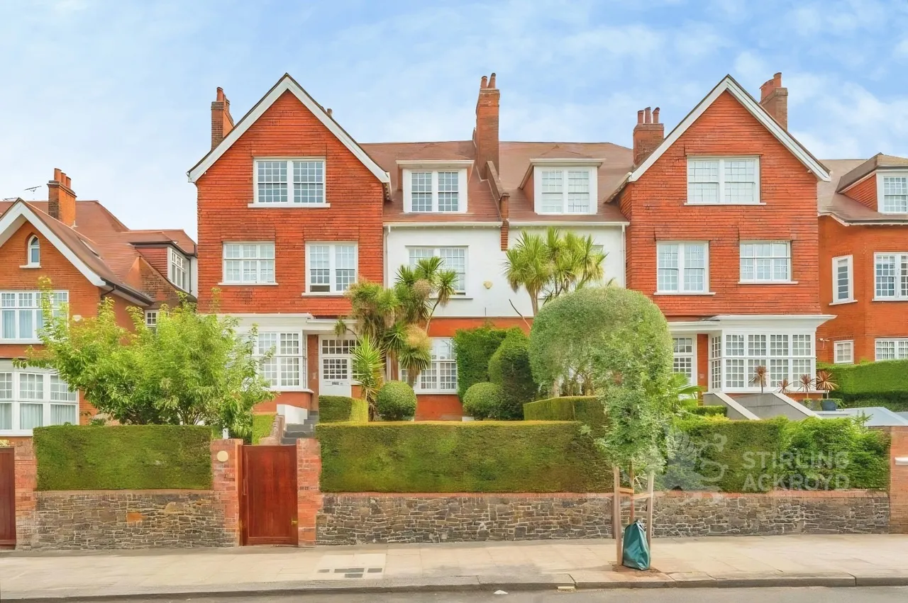 Bracknell Gardens, London, NW3, photo 23