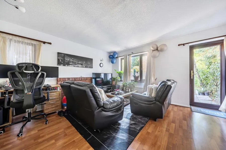 Pettys Brook Road, Chineham, RG24, photo 2