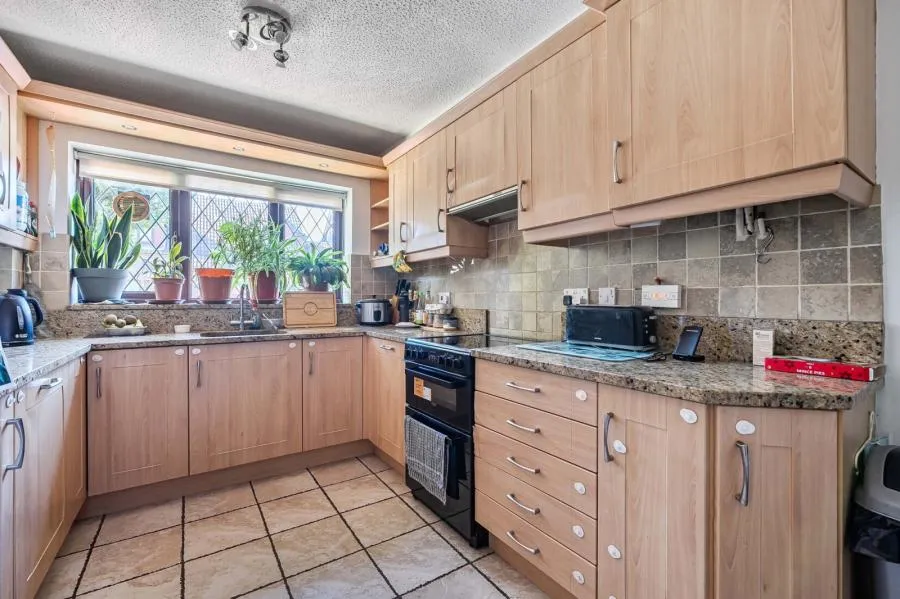 Pettys Brook Road, Chineham, RG24, photo 3