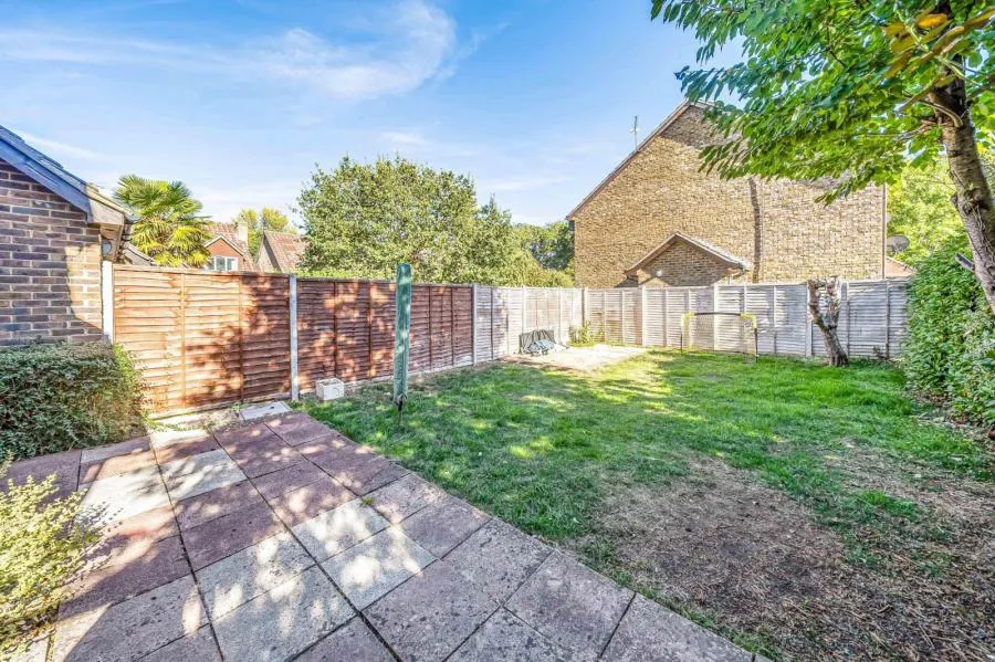 Pettys Brook Road, Chineham, RG24, photo 6