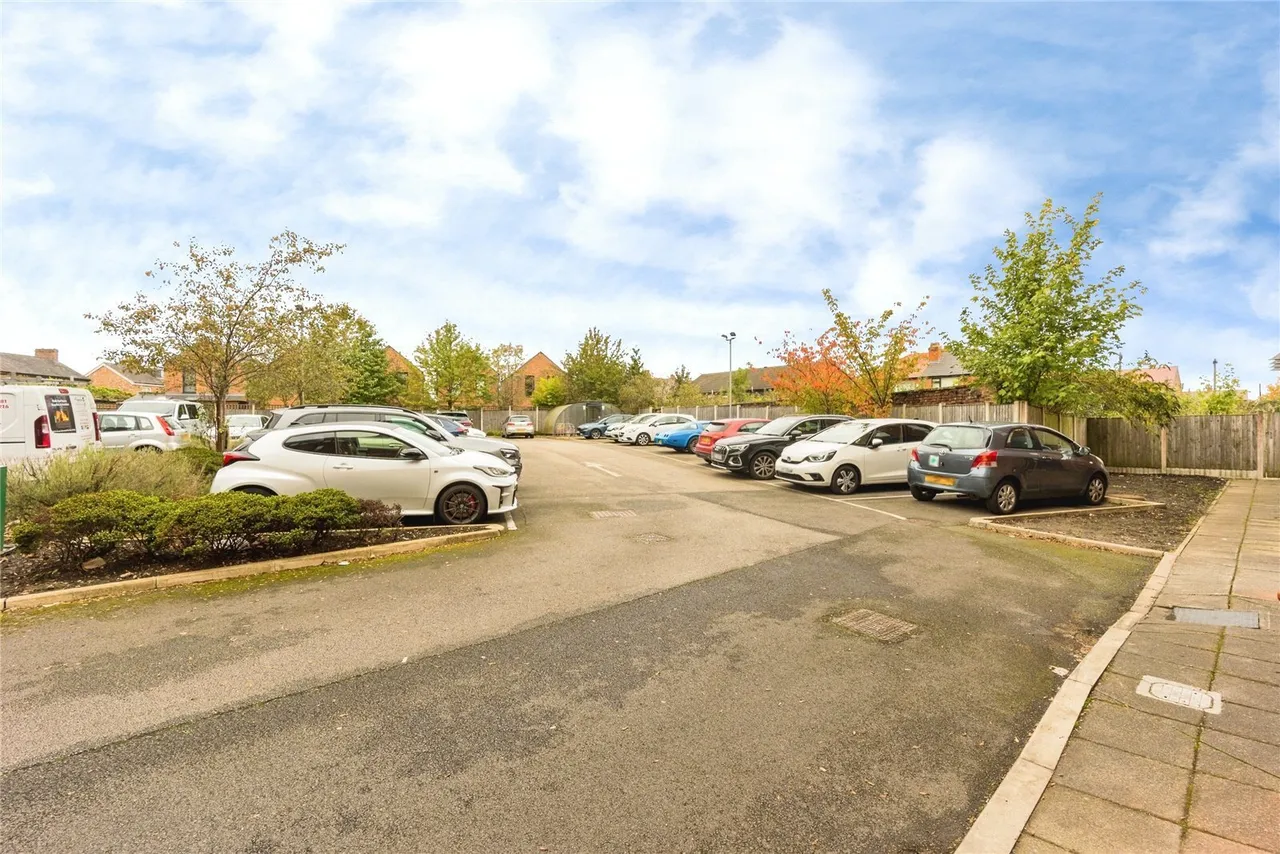 Cross Street, Sale, M33, photo 22