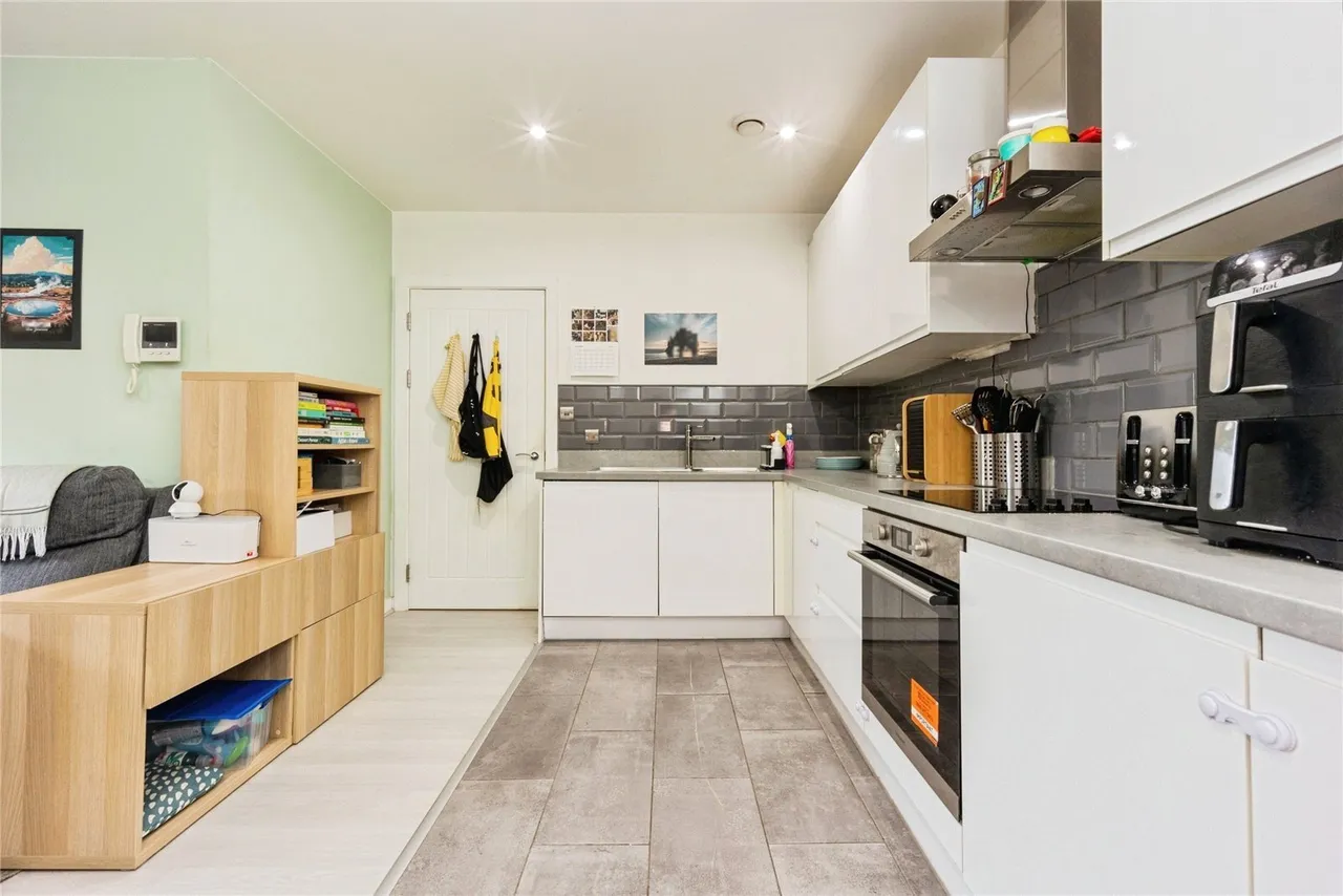 Cross Street, Sale, M33, photo 9