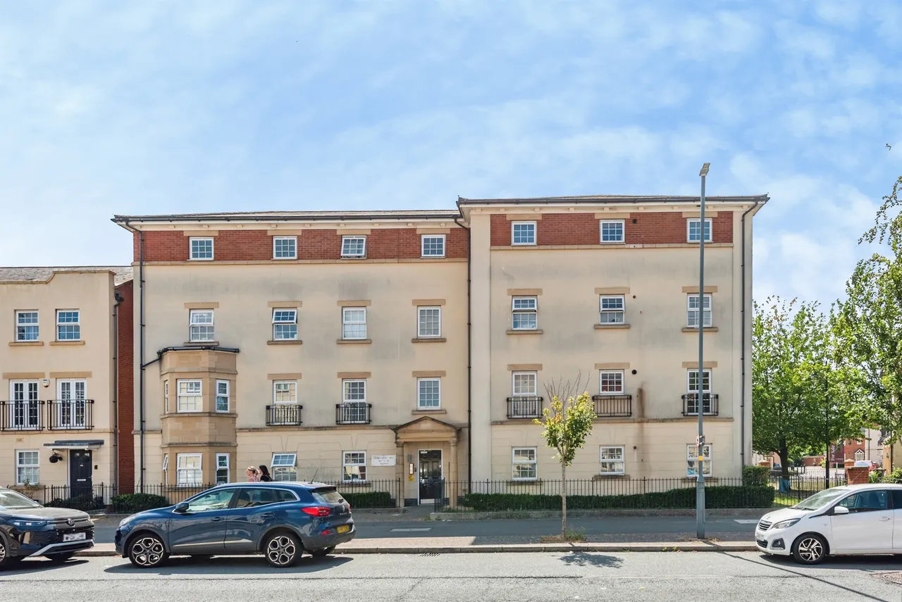 3 bed flat for sale — Redhouse Way, Swindon
