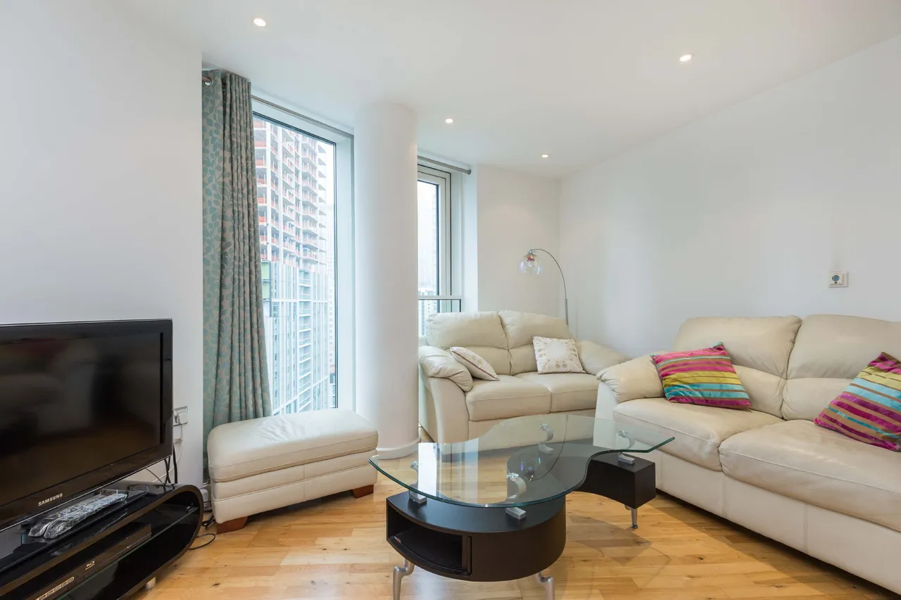 2 bed flat to rent, Millharbour, London, E14