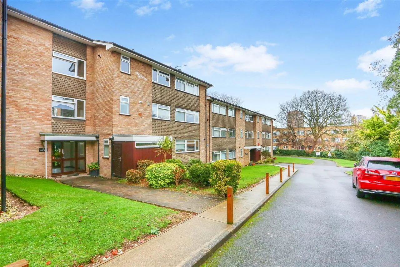 3 bed flat for sale — Christchurch Park, Sutton, SM2 5UD