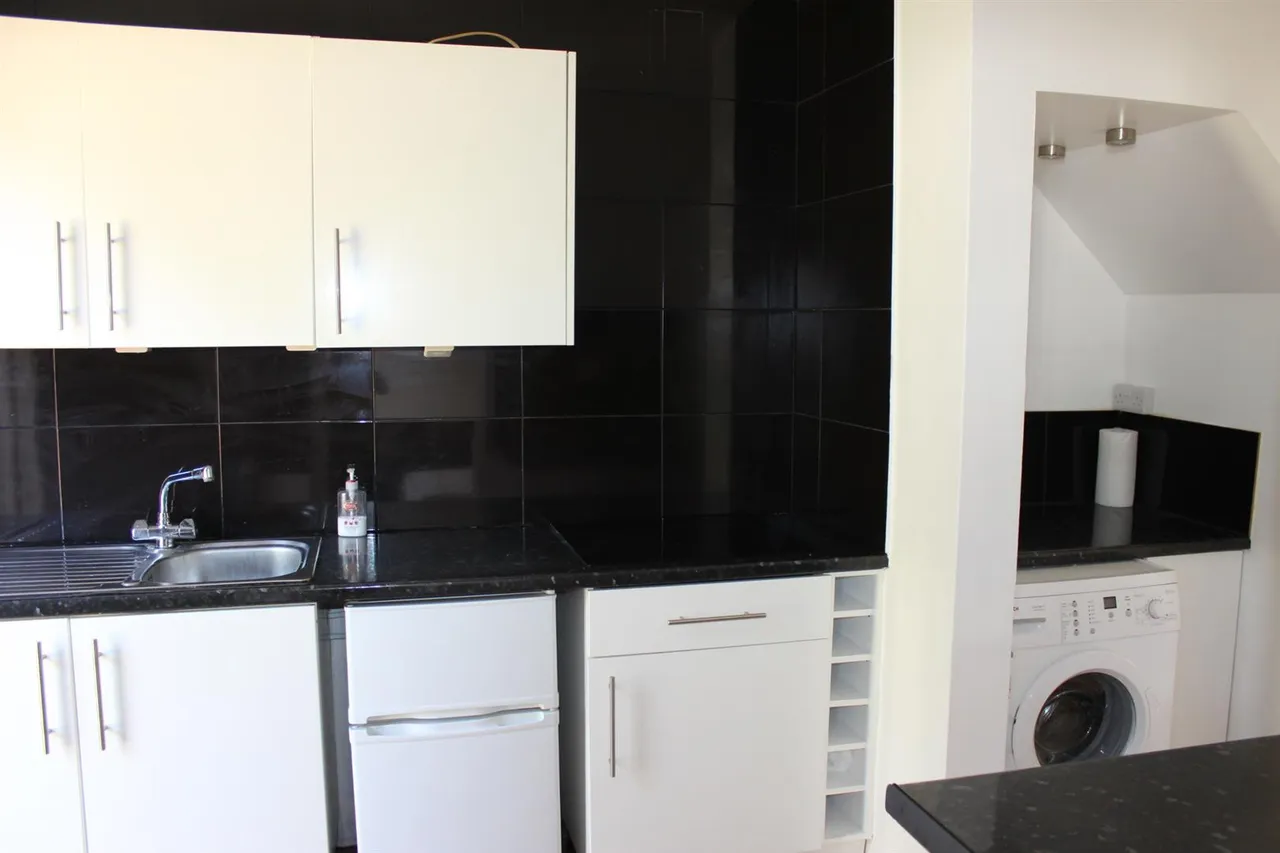 Larchwood Drive, Englefield Green, Egham, Surrey, TW20 0SW, photo 5