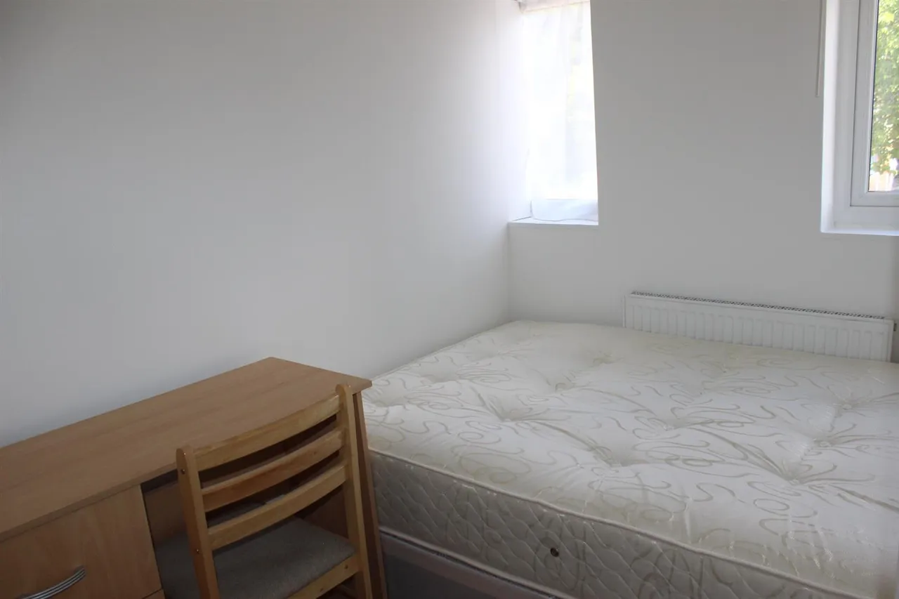 Larchwood Drive, Englefield Green, Egham, Surrey, TW20 0SW, photo 11