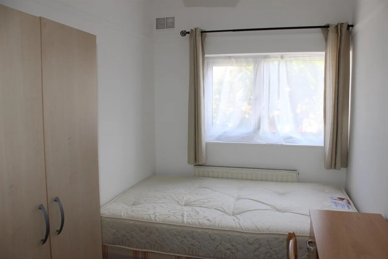 Larchwood Drive, Englefield Green, Egham, Surrey, TW20 0SW, photo 10