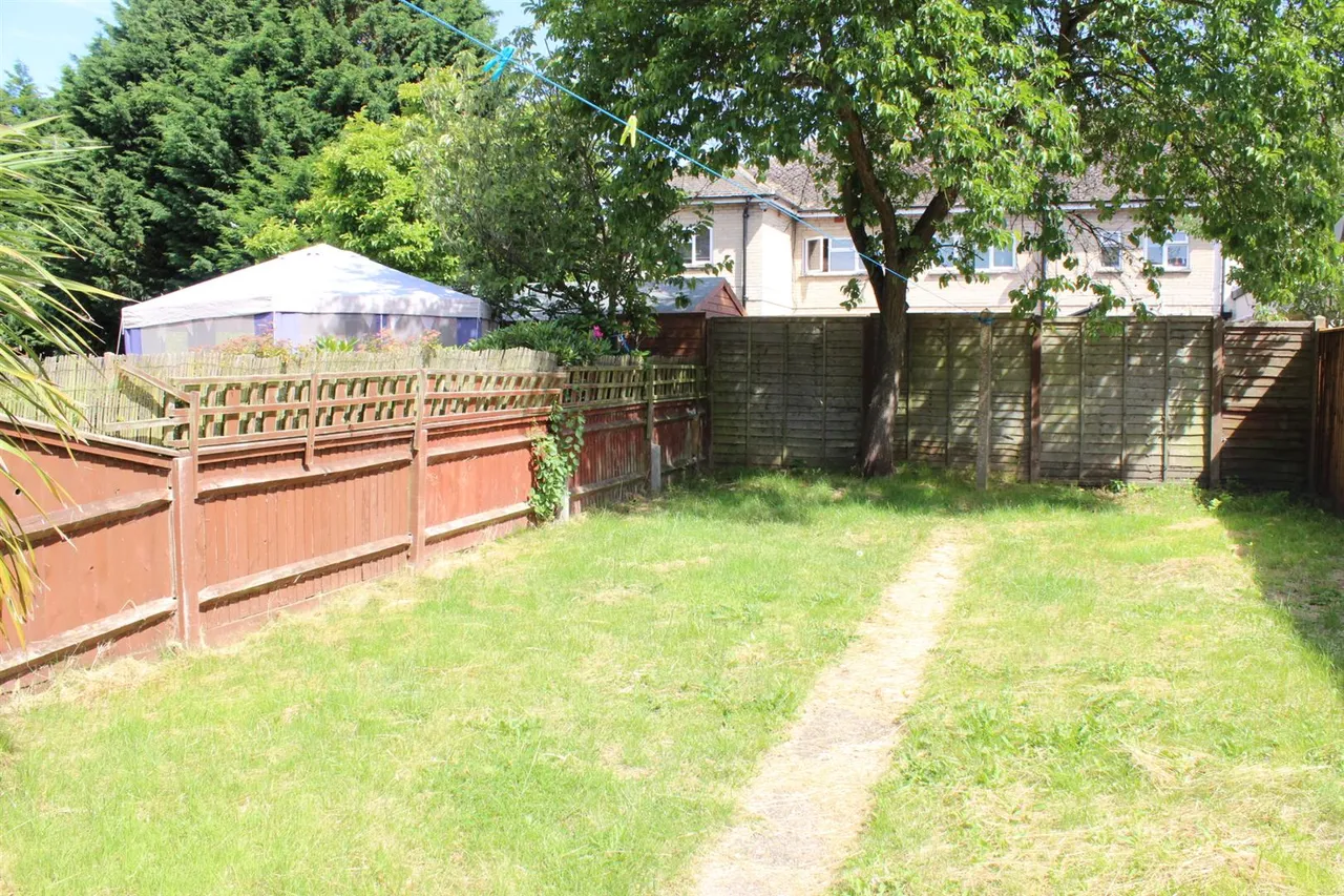 Larchwood Drive, Englefield Green, Egham, Surrey, TW20 0SW, photo 4