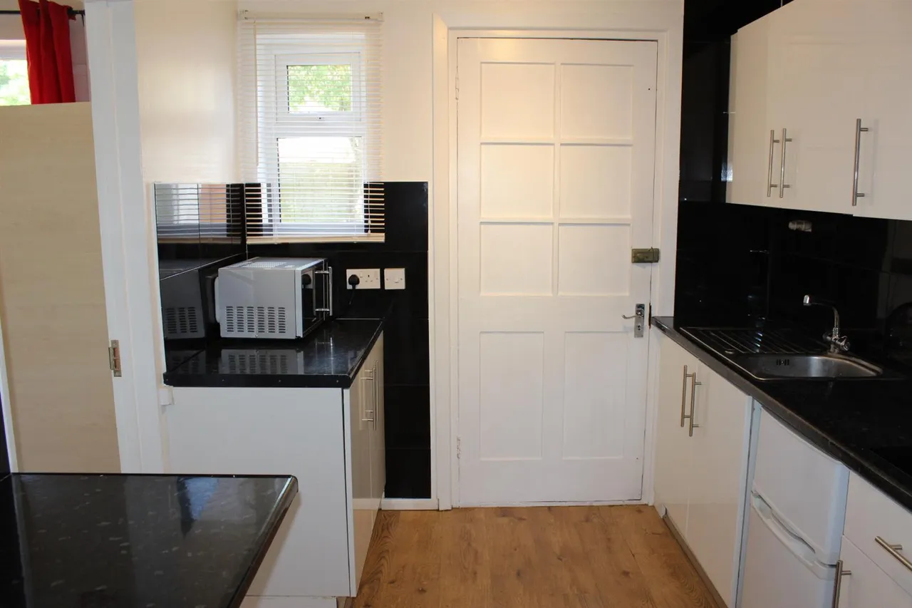 Larchwood Drive, Englefield Green, Egham, Surrey, TW20 0SW, photo 6