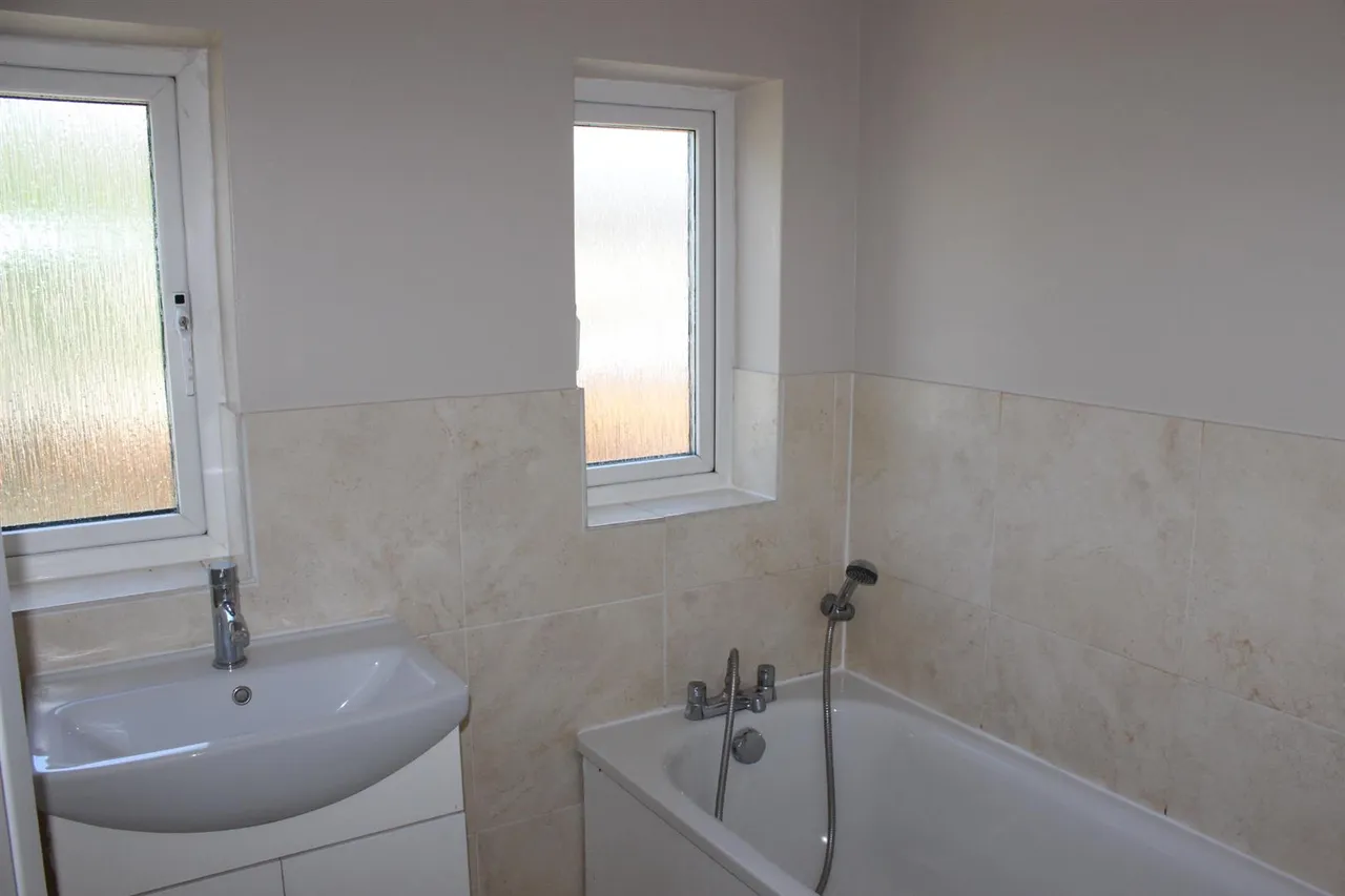 Larchwood Drive, Englefield Green, Egham, Surrey, TW20 0SW, photo 2
