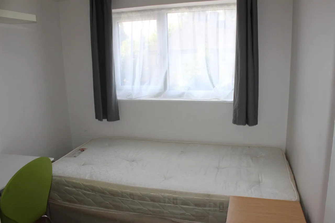 Larchwood Drive, Englefield Green, Egham, Surrey, TW20 0SW, photo 12