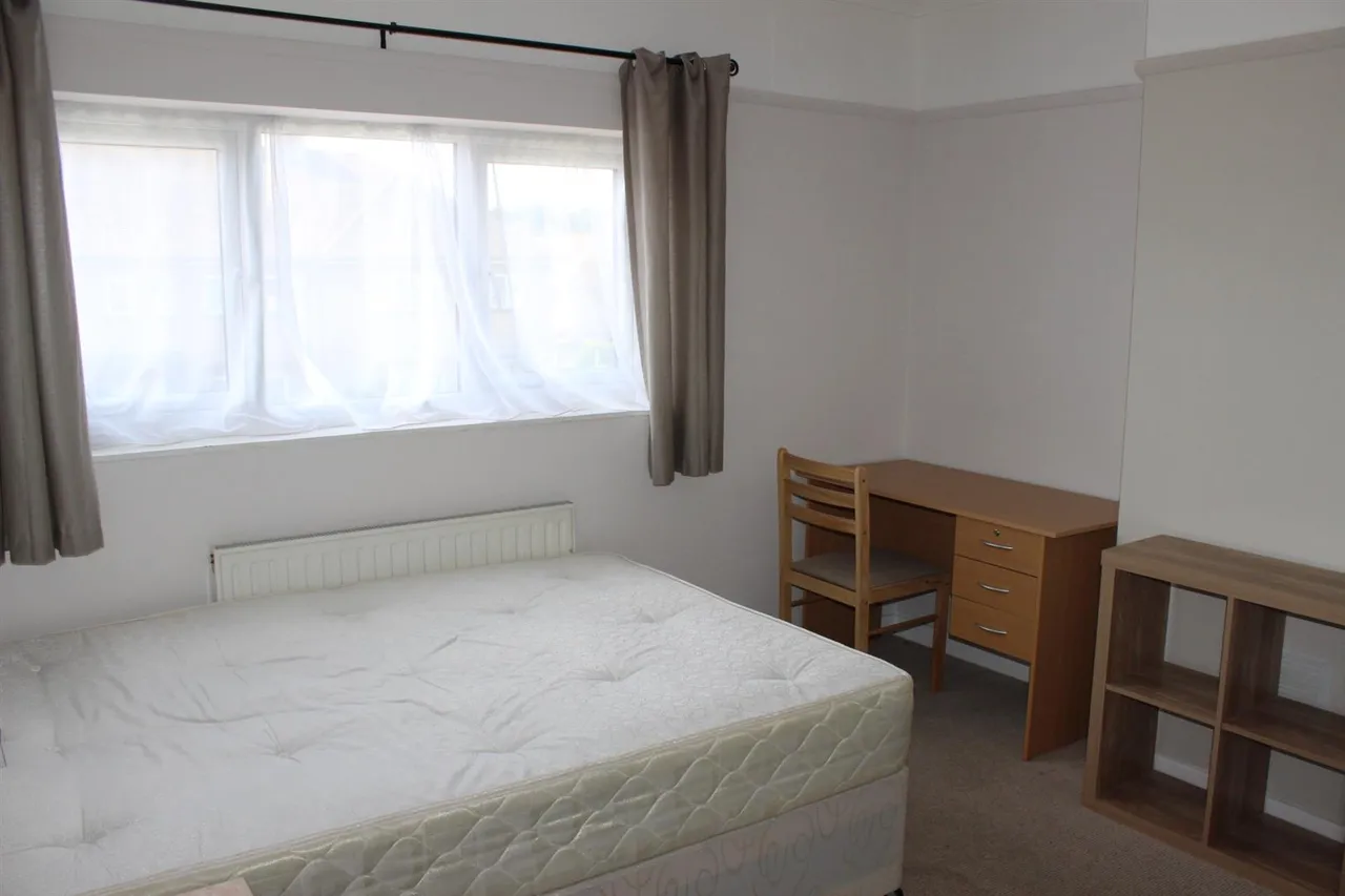 Larchwood Drive, Englefield Green, Egham, Surrey, TW20 0SW, photo 9