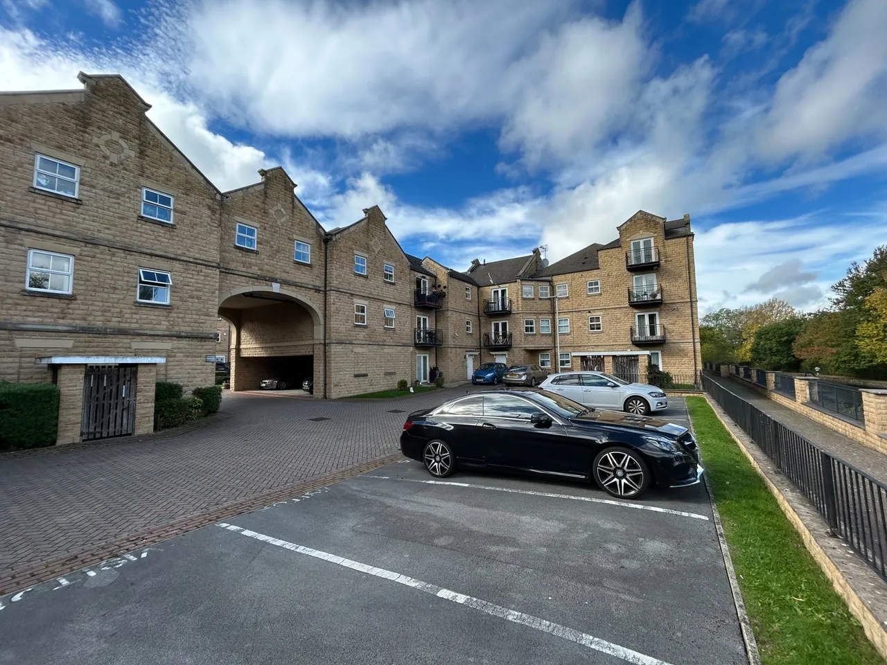 Narrowboat Wharf, Rodley, photo 17
