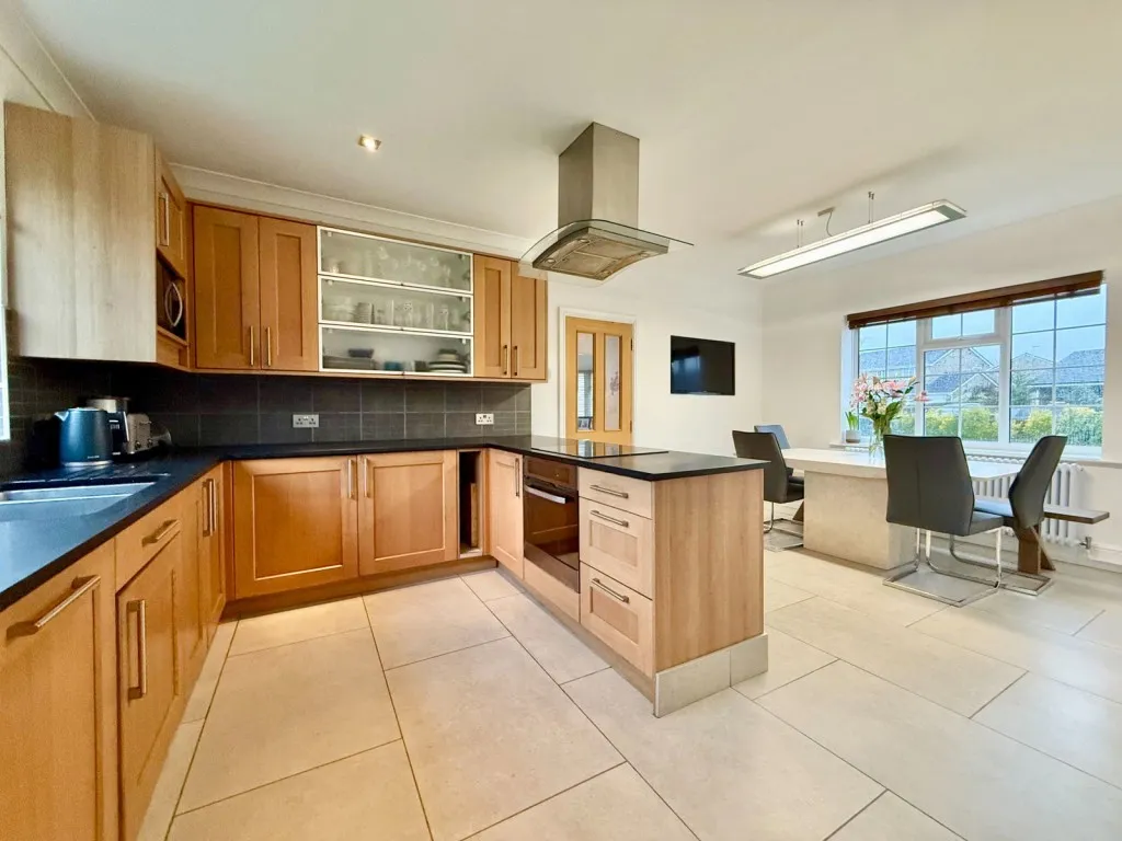 Slade Close, LS23, photo 3