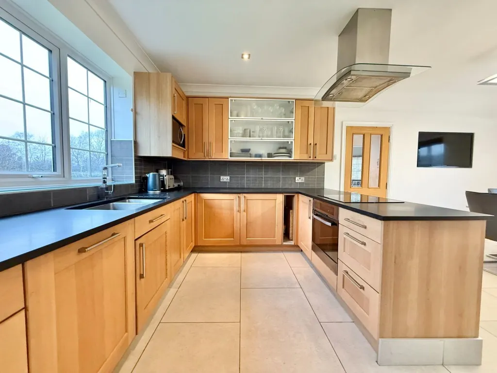Slade Close, LS23, photo 4