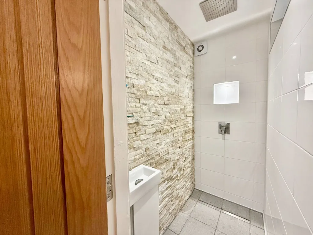 Slade Close, LS23, photo 18