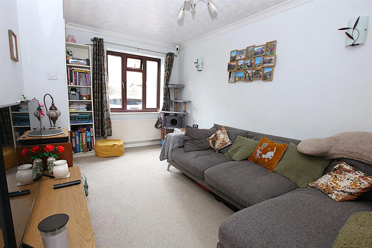 Granary Court, East Hunsbury, photo 2