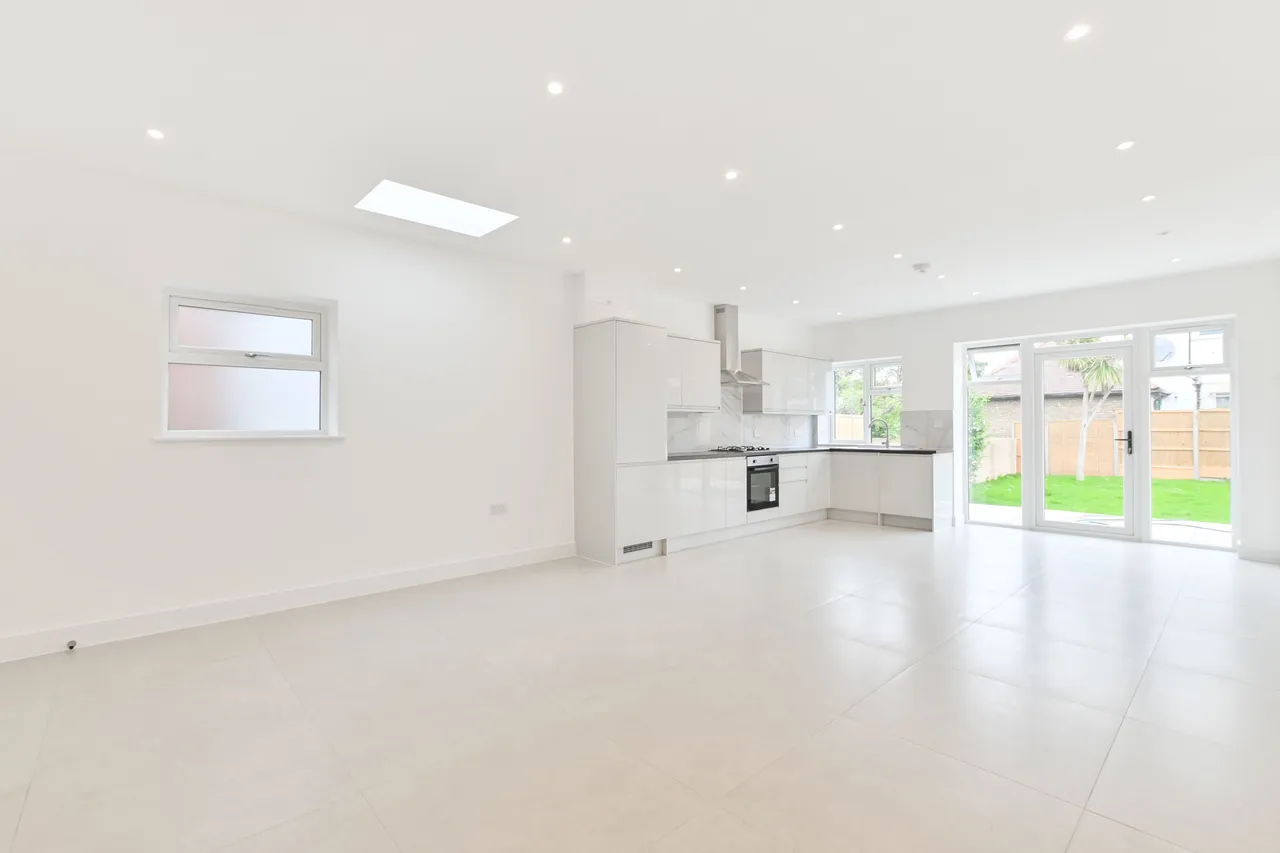 3 bed flat to rent — Flat 1, 92 Anson Road, London