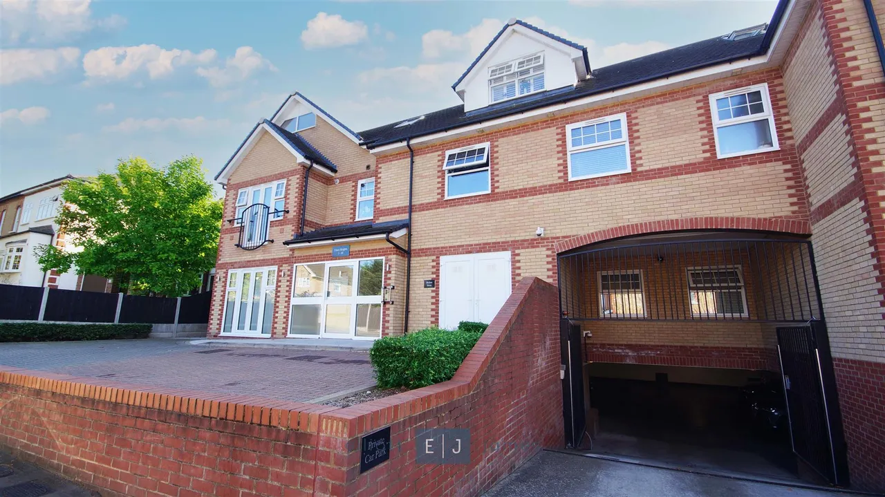 Stag Lane, Buckhurst Hill, photo 2