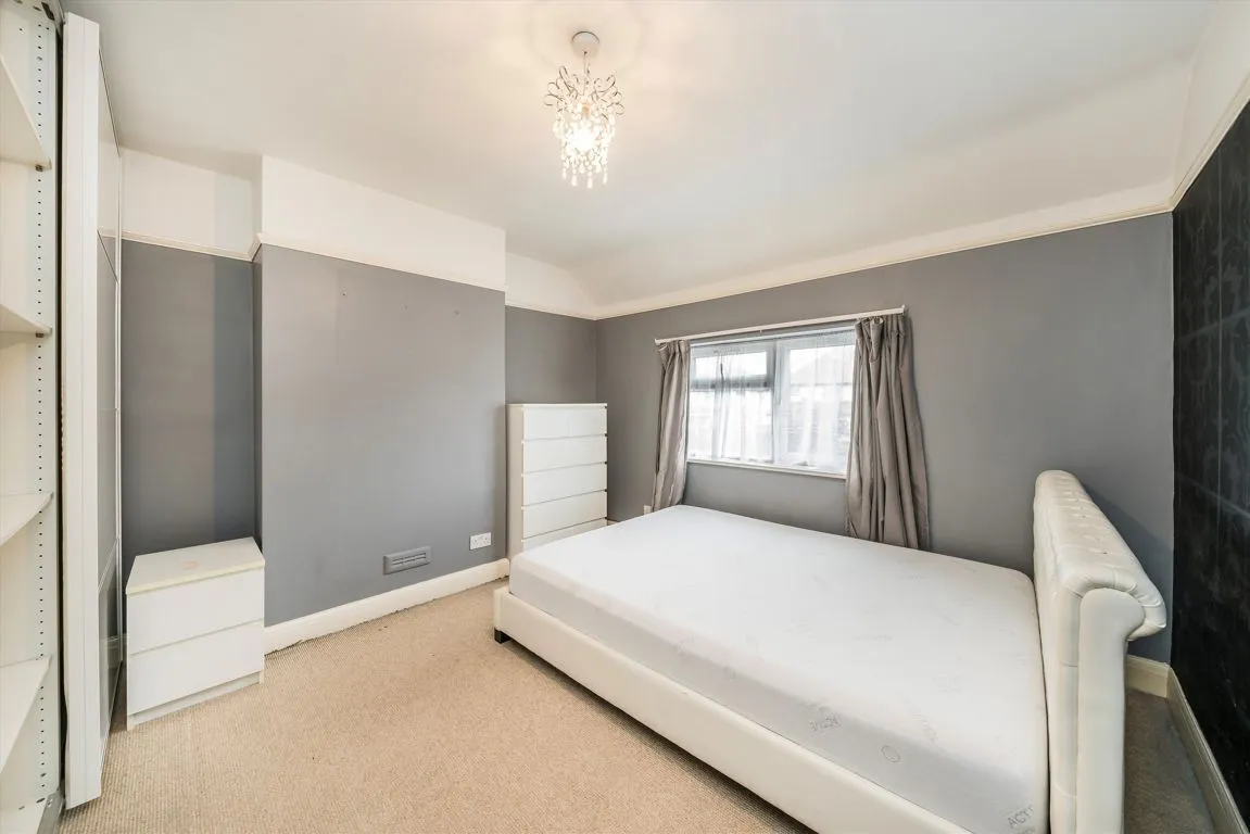 Lyndhurst Road, UB6, photo 3