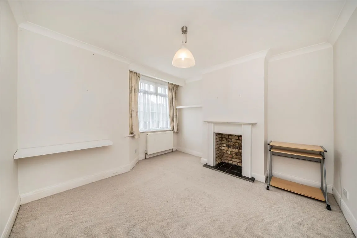Lyndhurst Road, UB6, photo 2