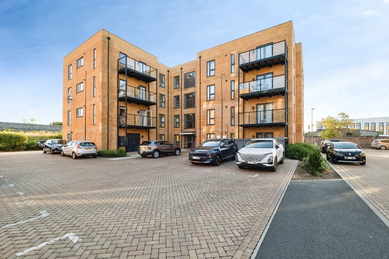 2 bed flat for sale — Lance Street, RAINHAM, Essex, RM13