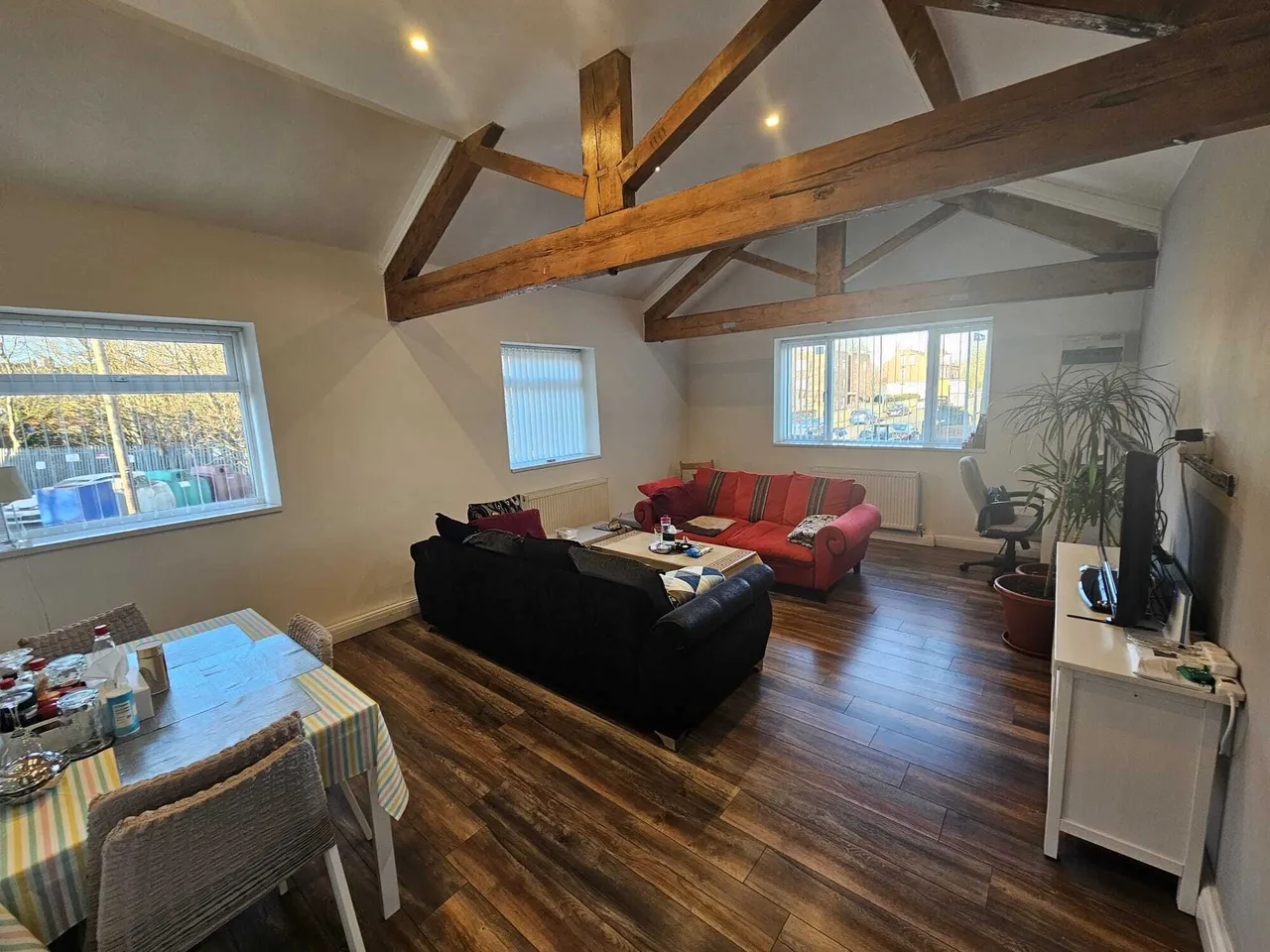 2 bed flat to rent — Wortley Road, LEEDS