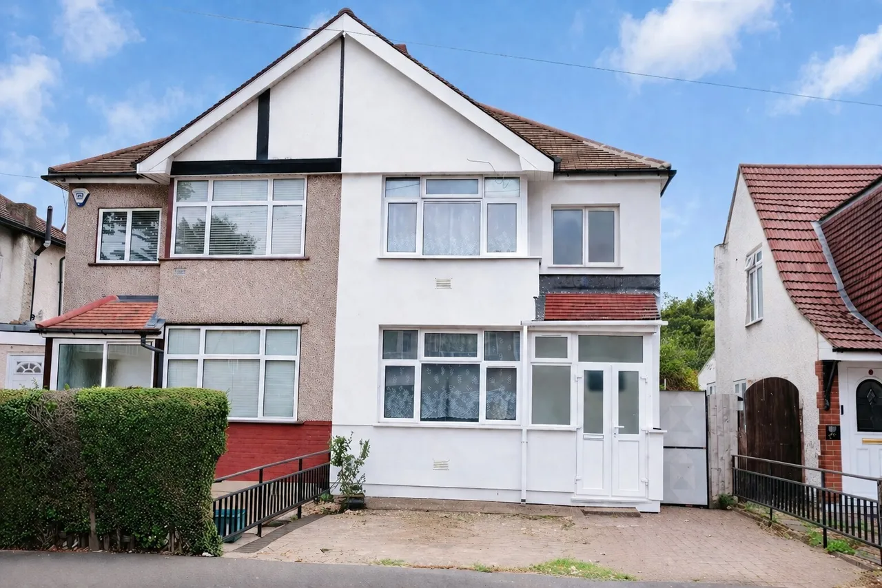 3 bed house for sale — The Drive, Feltham