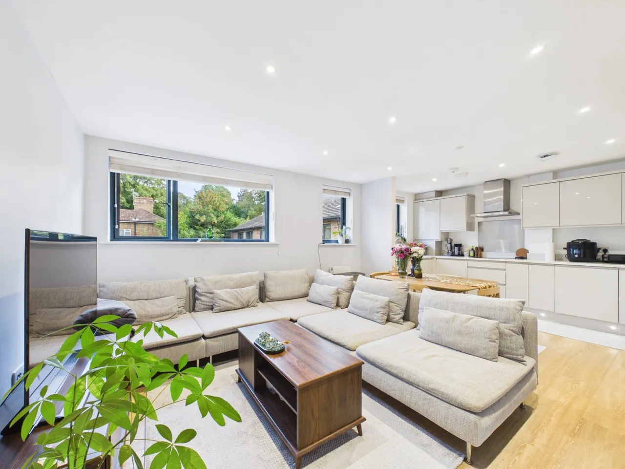 Brookfield Road, Wooburn Green, photo 2