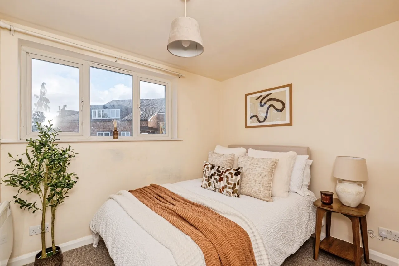 2 bed flat for sale, Marshall Parade, Woking, GU22