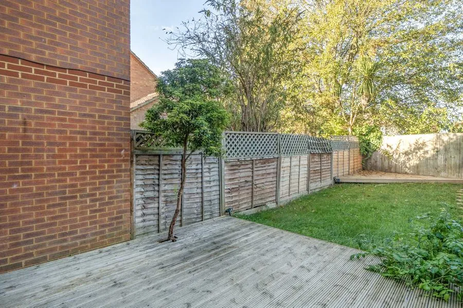 Milton Gardens, Staines-upon-Thames, TW19, photo 13