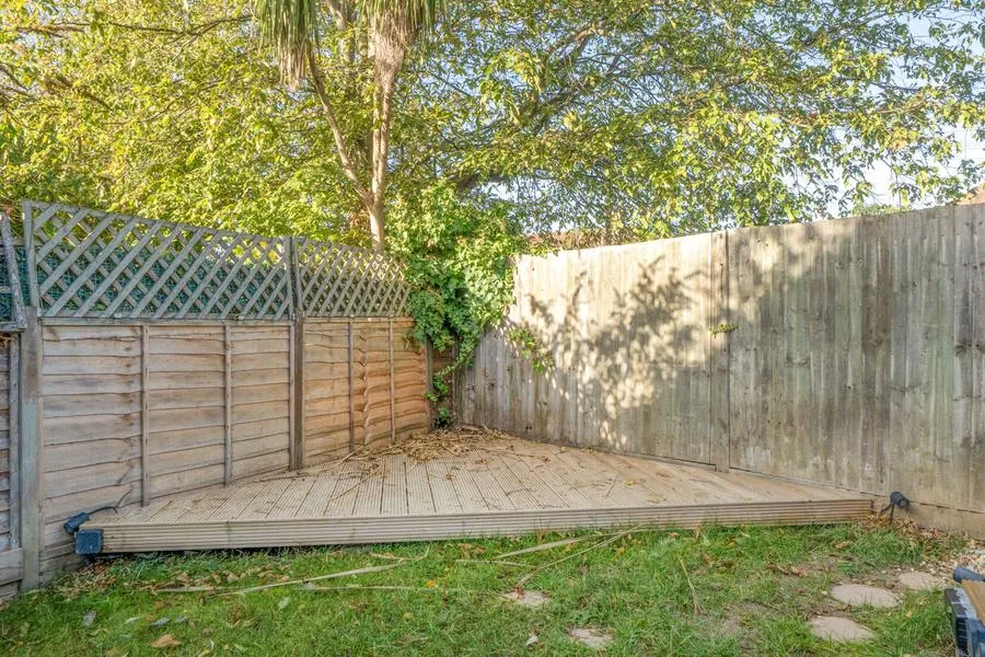 Milton Gardens, Staines-upon-Thames, TW19, photo 14