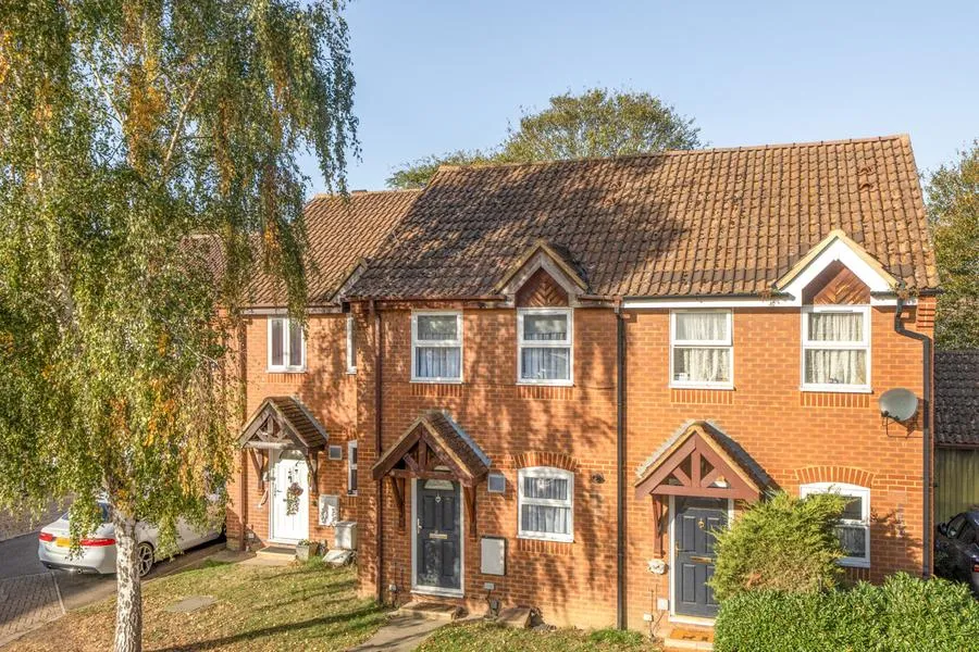 2 bed house for sale, Milton Gardens, Staines-upon-Thames, TW19