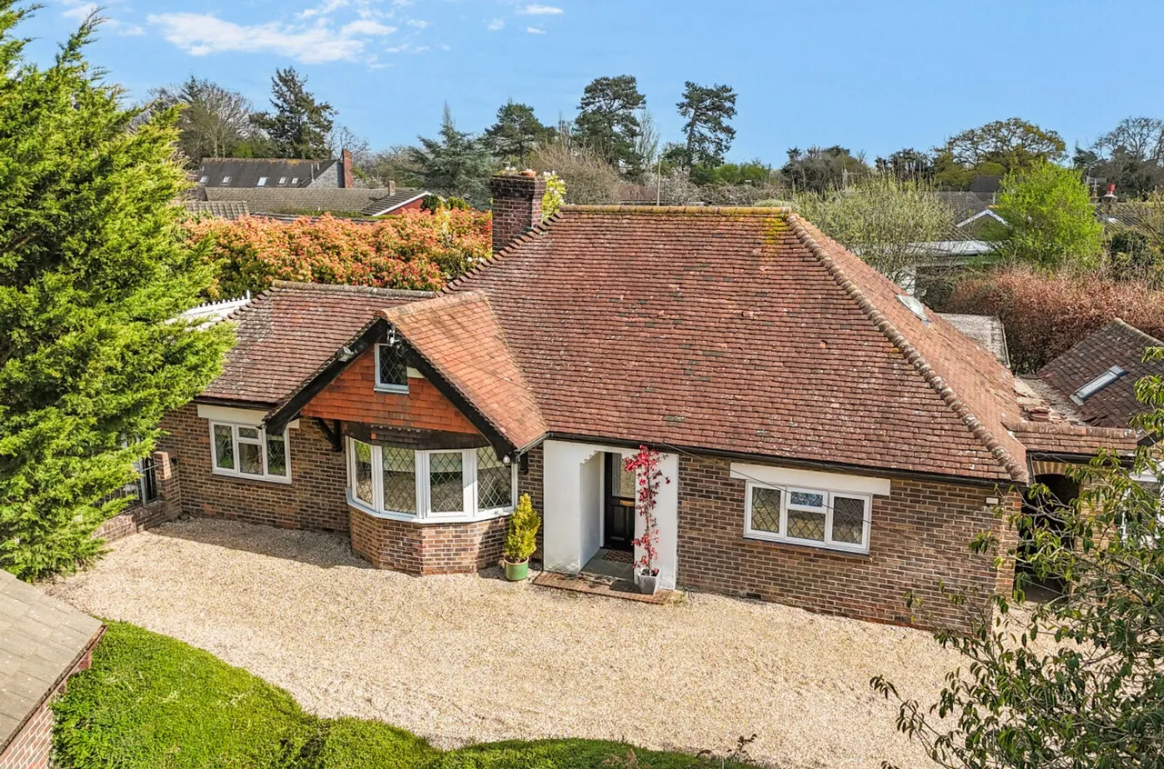 4 bed property for sale, Fontwell Avenue, Eastergate, PO20