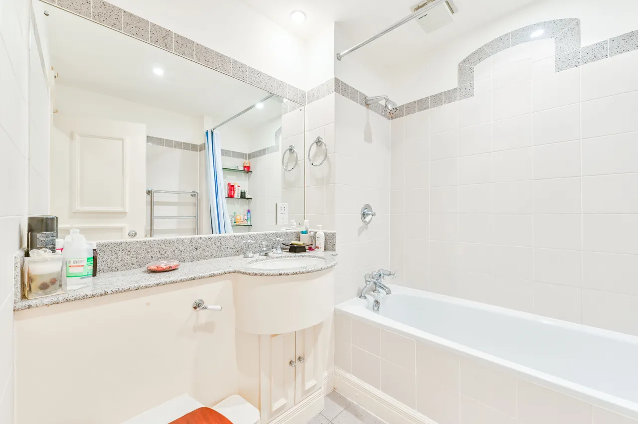 Flat 28 Oak Lodge, Chantry Square, London, photo 7