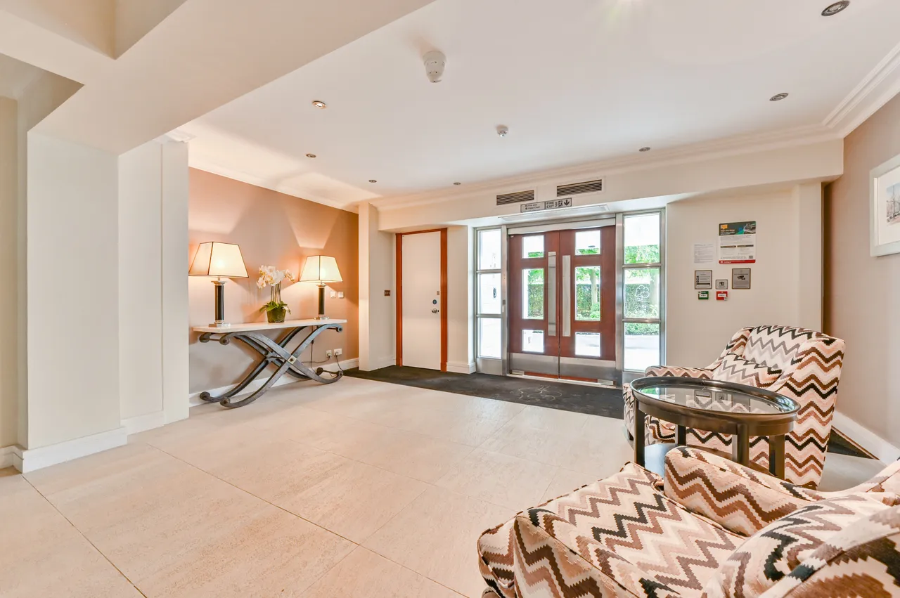 Flat 28 Oak Lodge, Chantry Square, London, photo 12