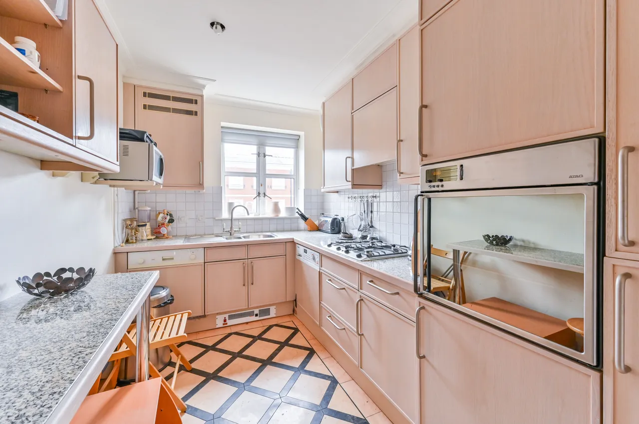 Flat 28 Oak Lodge, Chantry Square, London, photo 3