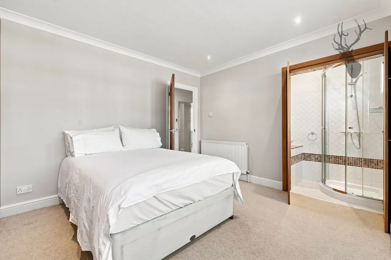 Englands Lane, Loughton, IG10, photo 11
