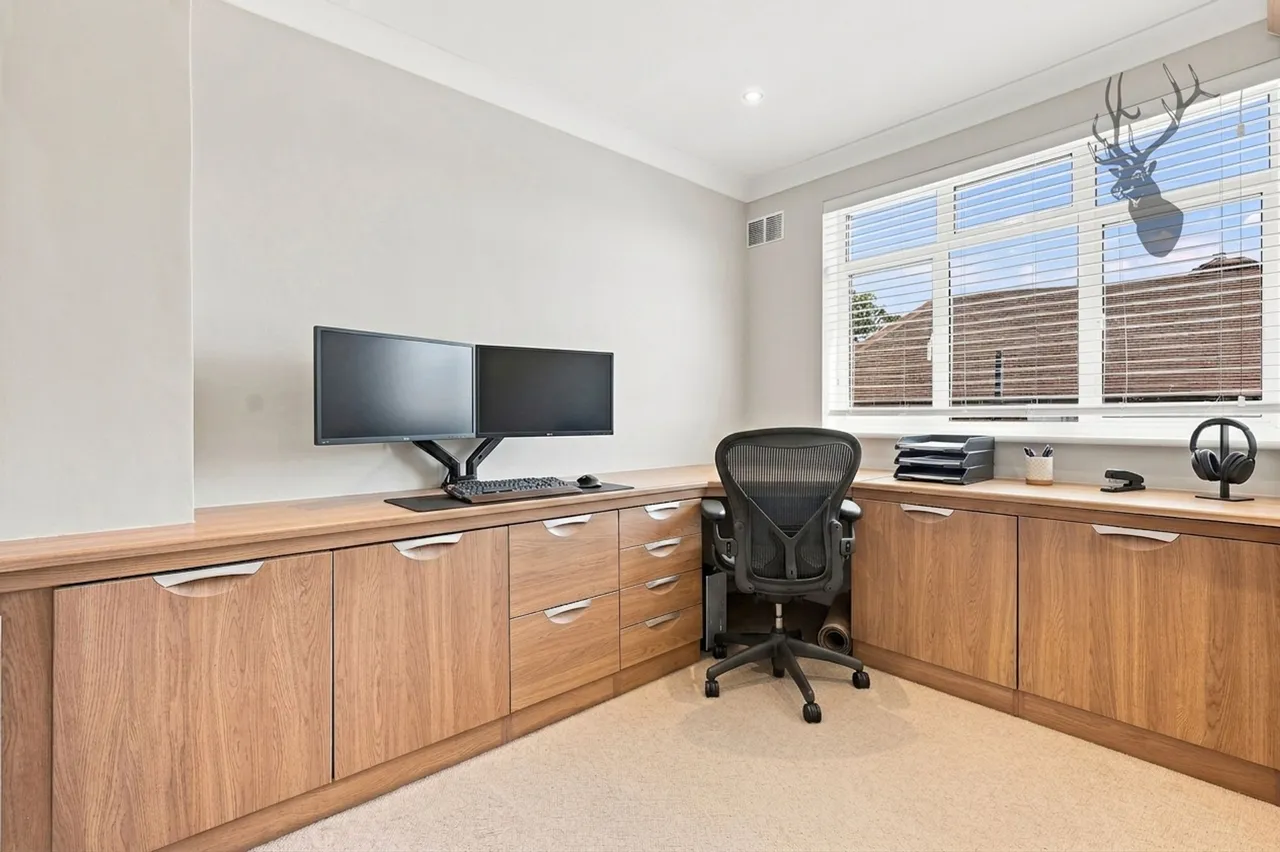 Englands Lane, Loughton, IG10, photo 18