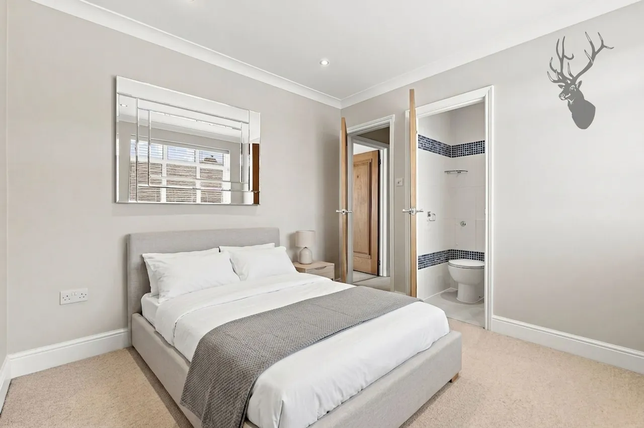 Englands Lane, Loughton, IG10, photo 15