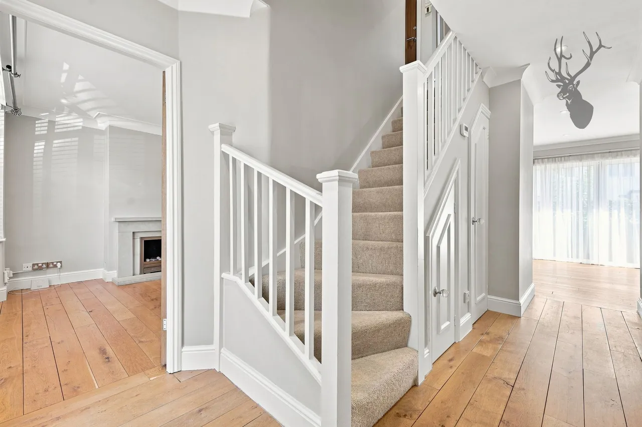 Englands Lane, Loughton, IG10, photo 10