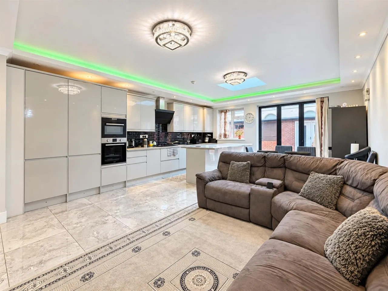 Semi-Detached For SaleChurch Avenue, Southall, UB2, photo 2