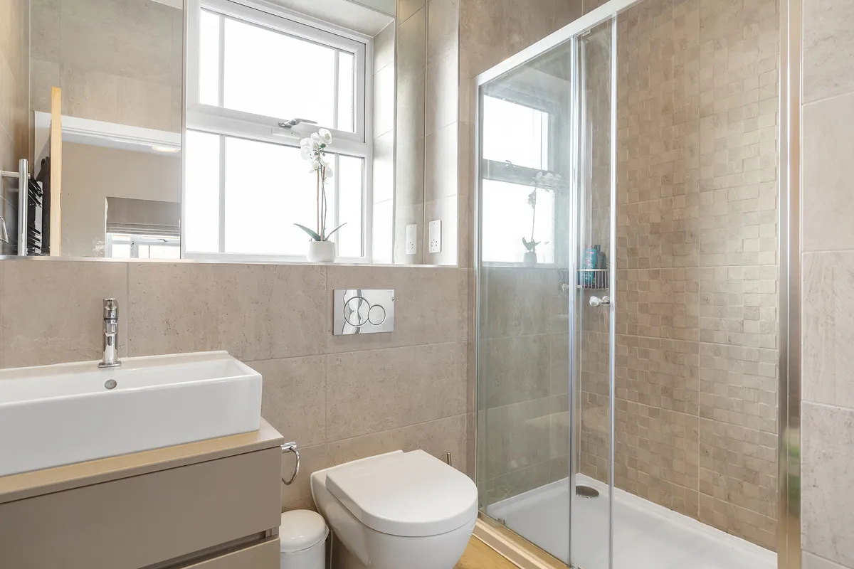 Roper Crescent, Sunbury-on-thames, TW16, photo 10
