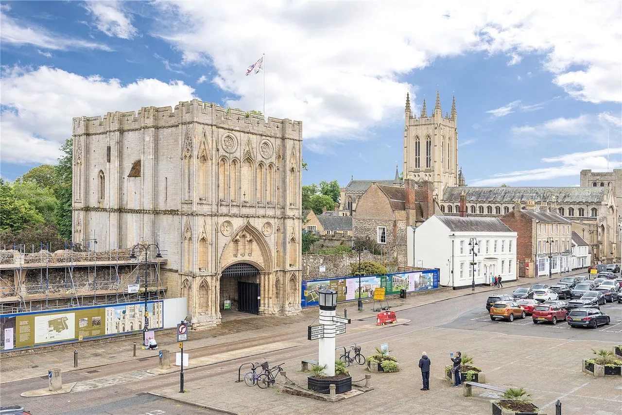 Angel Hill, Bury St Edmunds, IP33, photo 30