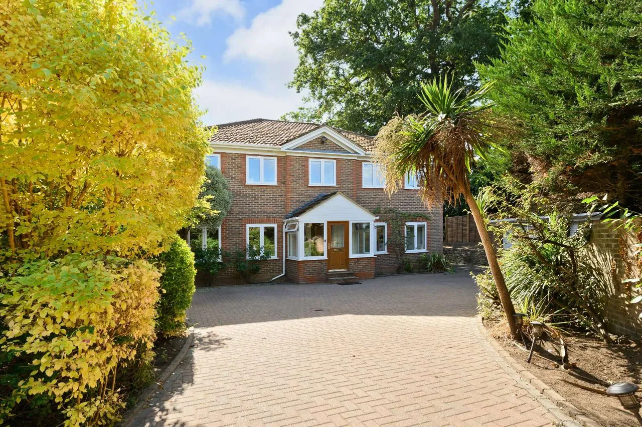 4 bed house for sale — Rosslyn Park, Weybridge, Surrey, KT13 9QZ