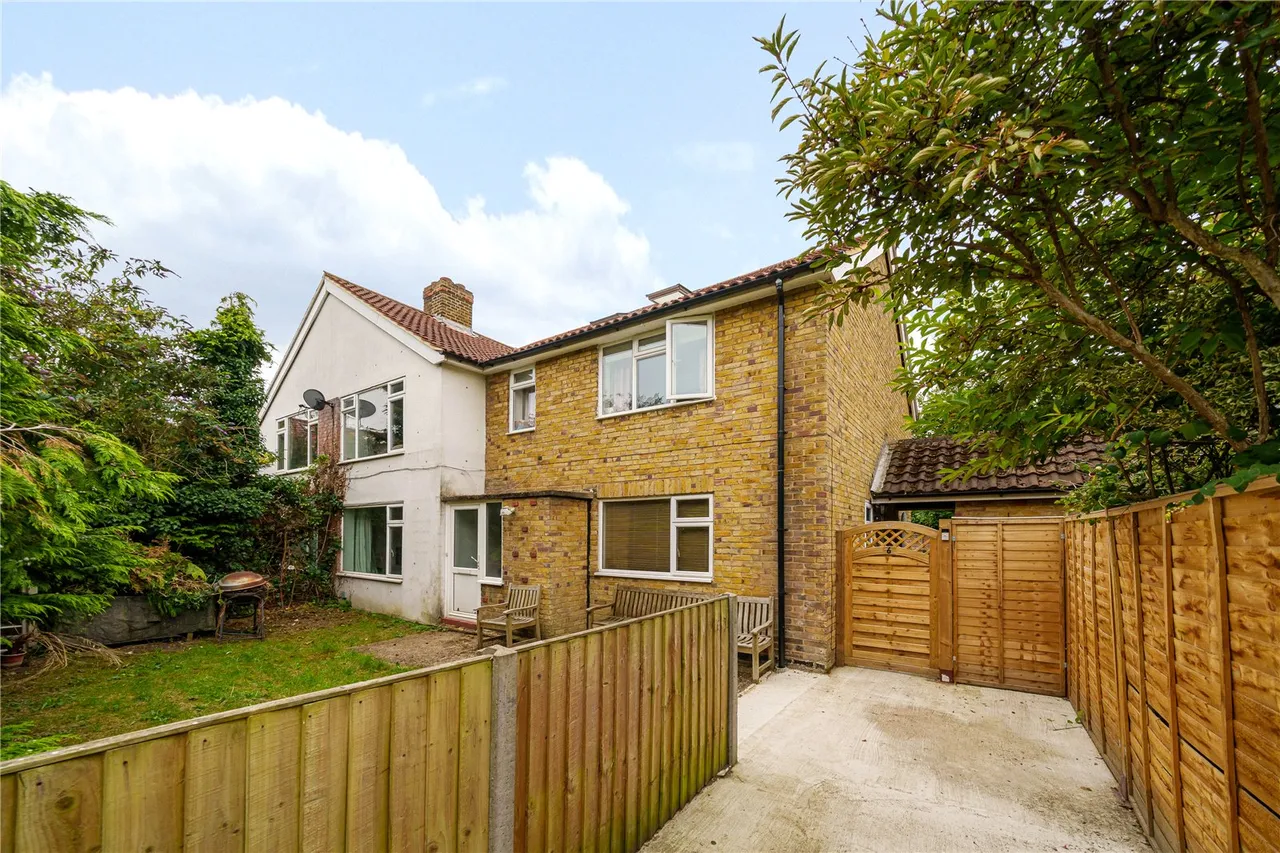 3 bed flat for sale — Arundel Close, Hampton Hill, TW12 1SW
