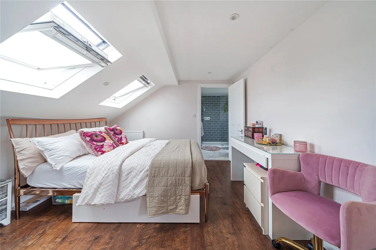Arundel Close, Hampton Hill, TW12 1SW, photo 4