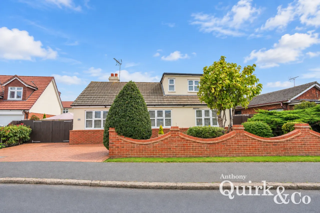 3 bed property for sale, Waarden Road, Canvey Island, SS8
