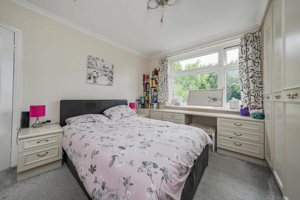Grosvenor Crescent, Hillingdon, photo 34